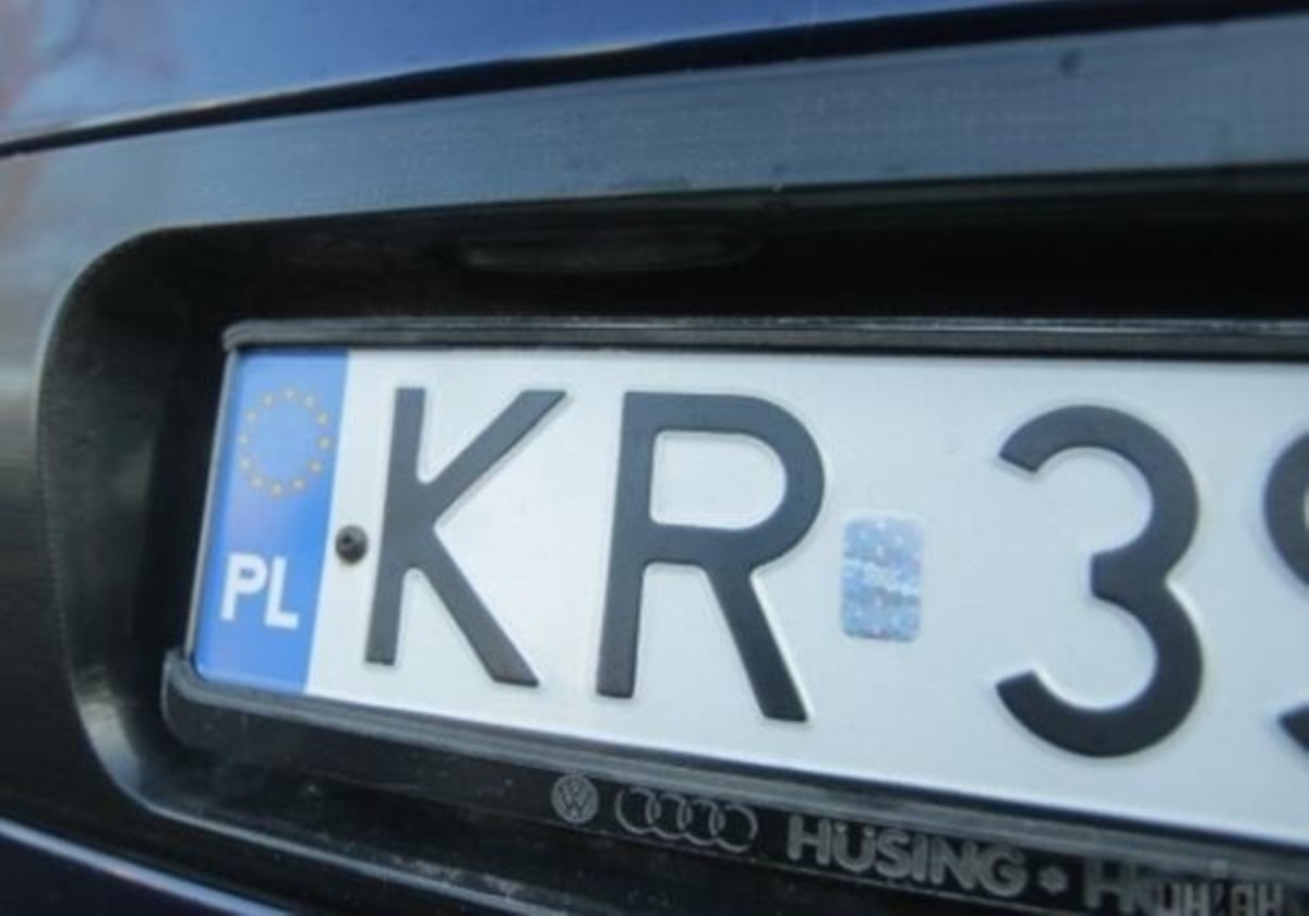 Всего 17 поляков оказались владельцами 13000 авто на "евробляхах" для украинцев