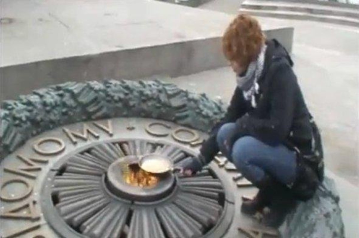 Девушке, жарившей яйца на "вечном огне", выплатят 4000 евро