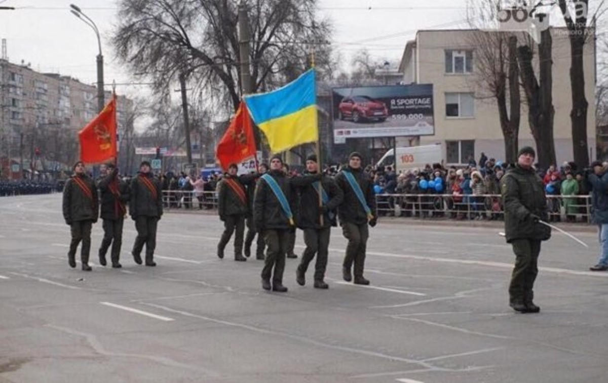 В Кривом Роге командира воинской части наказали за флаги СССР на параде