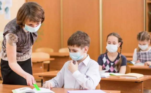 Десятки тысяч детей больны, в Украине массово закрываются школы