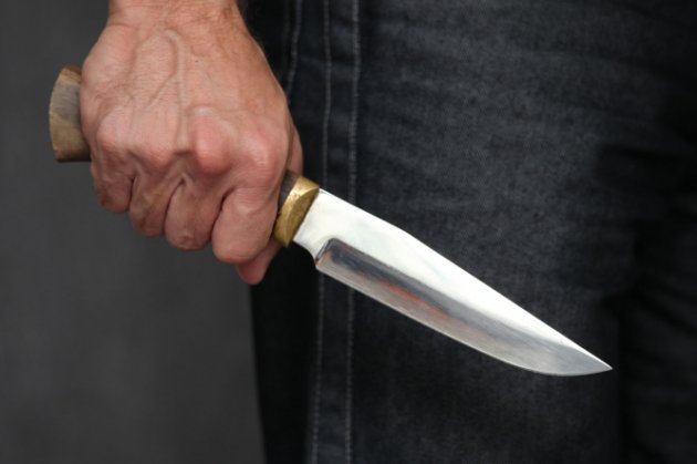 В Харькове мужчина с ножом ограбил в подъезде 11-летнюю девочку