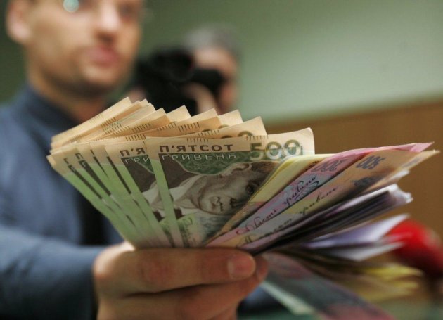 Зарплаты в Украине: в Кабмине призвали работодателей поделиться доходами