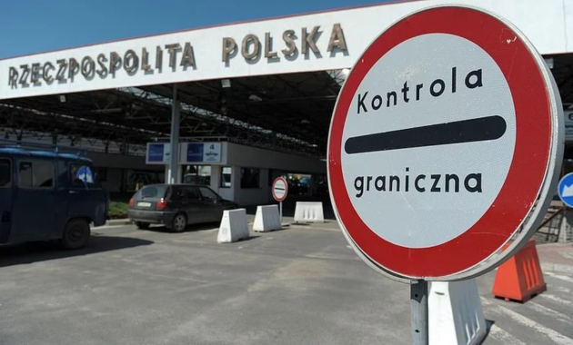 Пора домой: заробитчане резко отреагировали на “антибандеровский” закон Польши