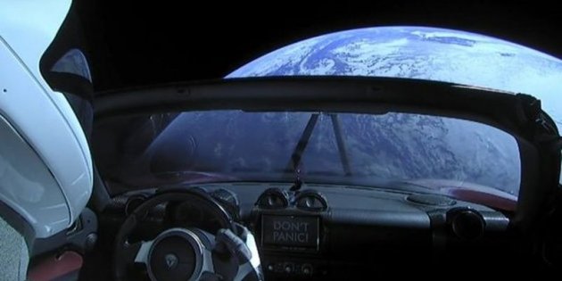 Электромобиль Tesla покинул орбиту Земли и направился к поясу астероидов