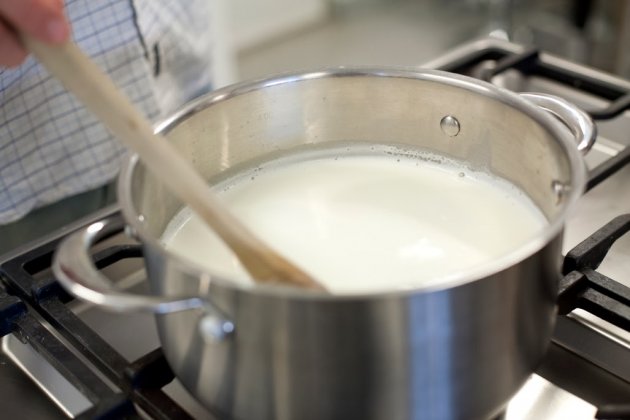 Эксперт объяснила, почему одно молоко киснет, а другое тухнет