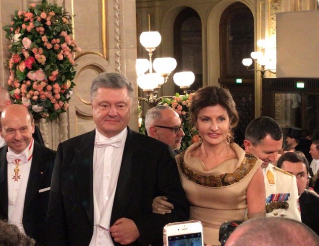 Появились фото и видео Порошенко с женой на Венском балу