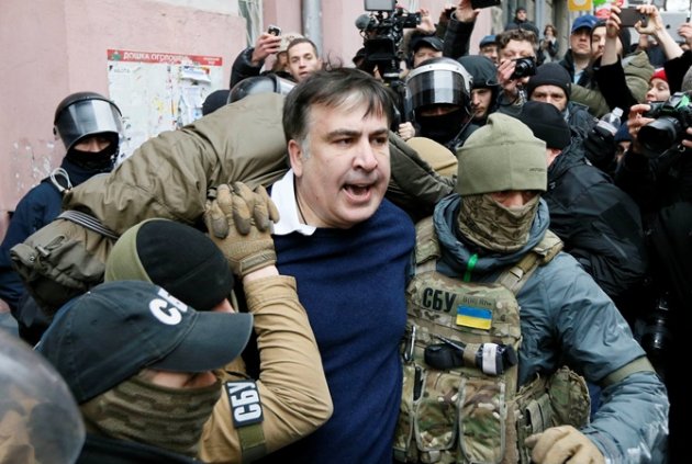 Вывели под дулами автоматов: в киевском ресторане спецназовцы схватили Саакашвили