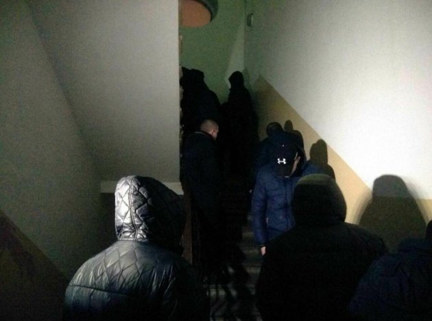 Появились фото Труханова в “клетке”, в Киев нагнали одесских титушек