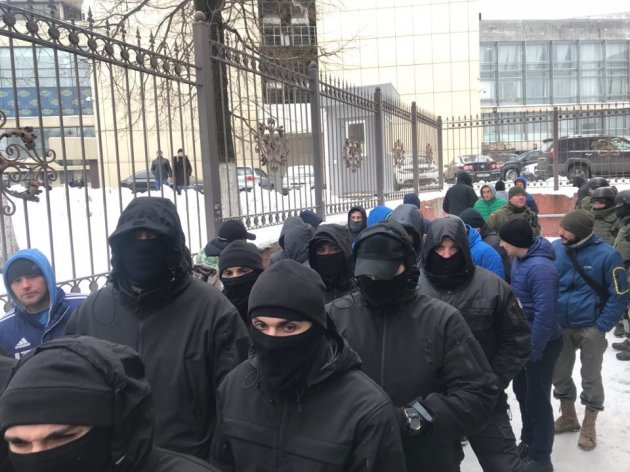 Радикалы Нацкорпуса и С-14 "окружили" суд по Труханову. Фото