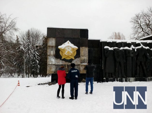 Во Львове разбили плиты и исписали монумент советским войскам