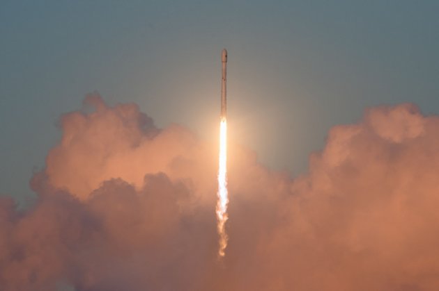 Falcon 9 выведет на орбиту спутники, которые обеспечат землян бесплатным интернетом