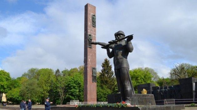 Скандал во Львове: местные власти нашли возможность законно демонтировать 30-метровую стелу Мемориала Славы