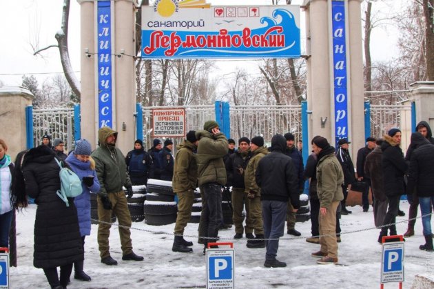 В Одессе люди с арматурой захватили санаторий