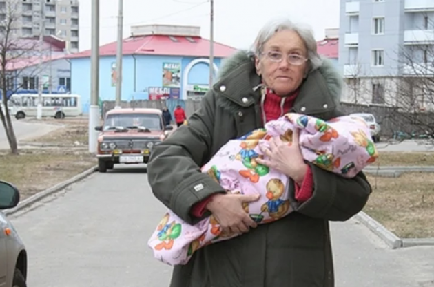 "Меня все достали": дочке самой пожилой мамы Украины исполнилось 7 лет