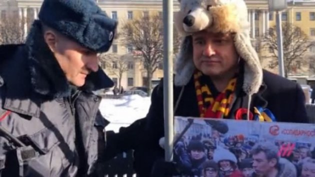 В Санкт-Петербурге задержали активиста за украинский флаг