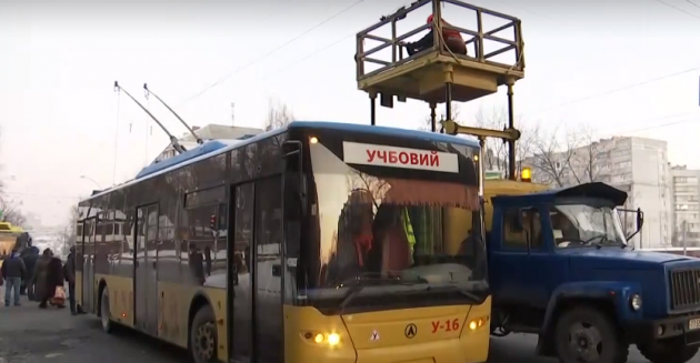 В Киеве от лютых морозов потрескались провода для троллейбусов