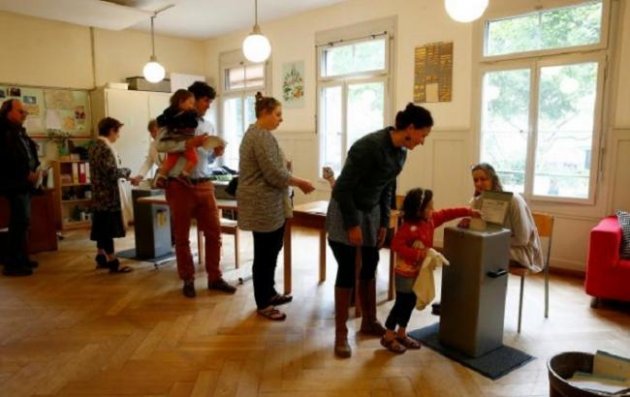 Швейцарцы на референдуме решат, имеет ли право государство взимать налоги