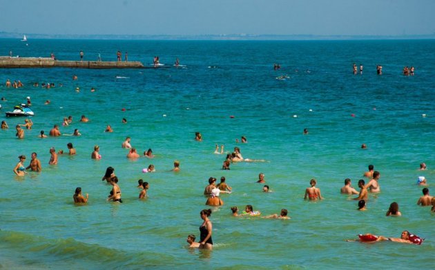 Ученые рассказали, почему купание в море опасно для здоровья