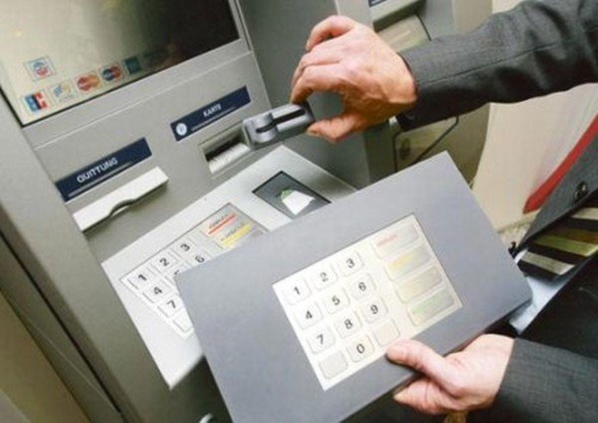 Массово ворует деньги с карт: на украинских банкоматах нашли хитрое устройство