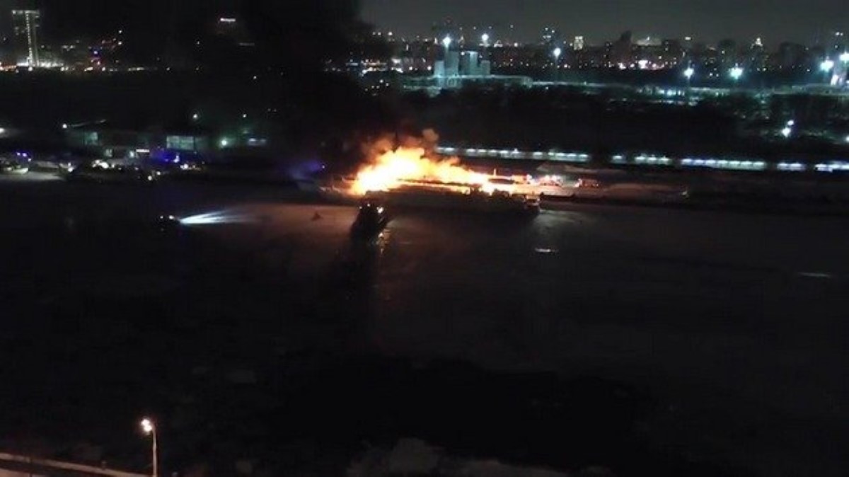 В Москве вспыхнул масштабный пожар на корабле: жуткие кадры