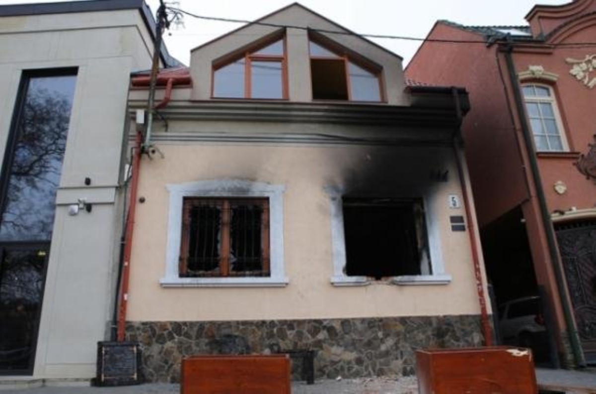 Взрыв офиса венгров на Закарпатье: задержанными оказались АТОшники