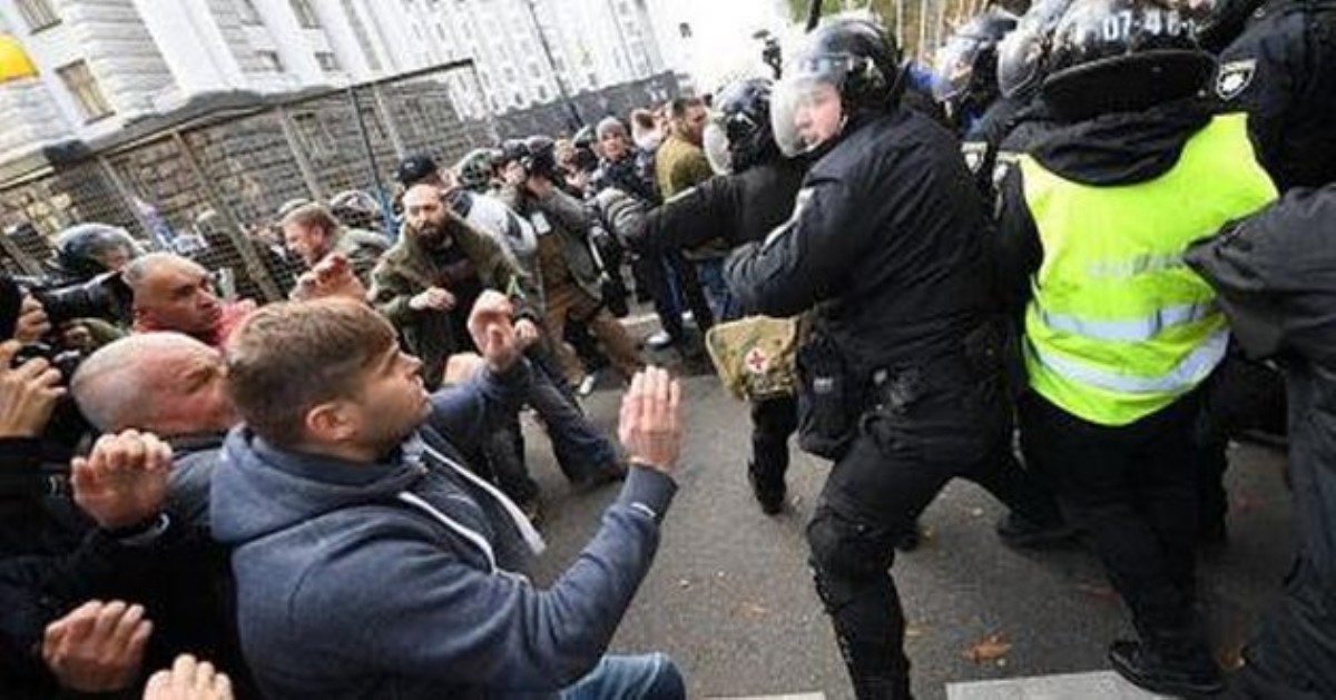 В украинских городах устроили “охоту” на полицейских, есть пострадавшие