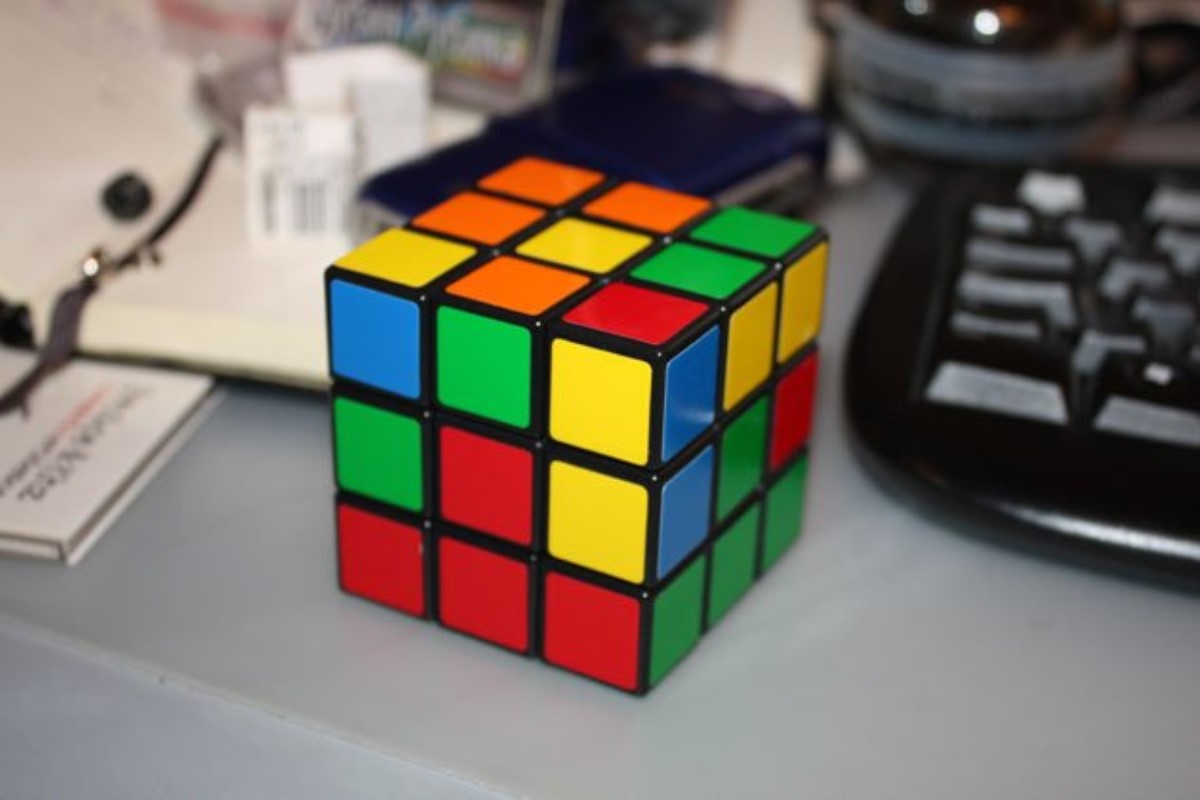 Кубик Рубика удалось собрать всего за 0,38 секунды. Видео