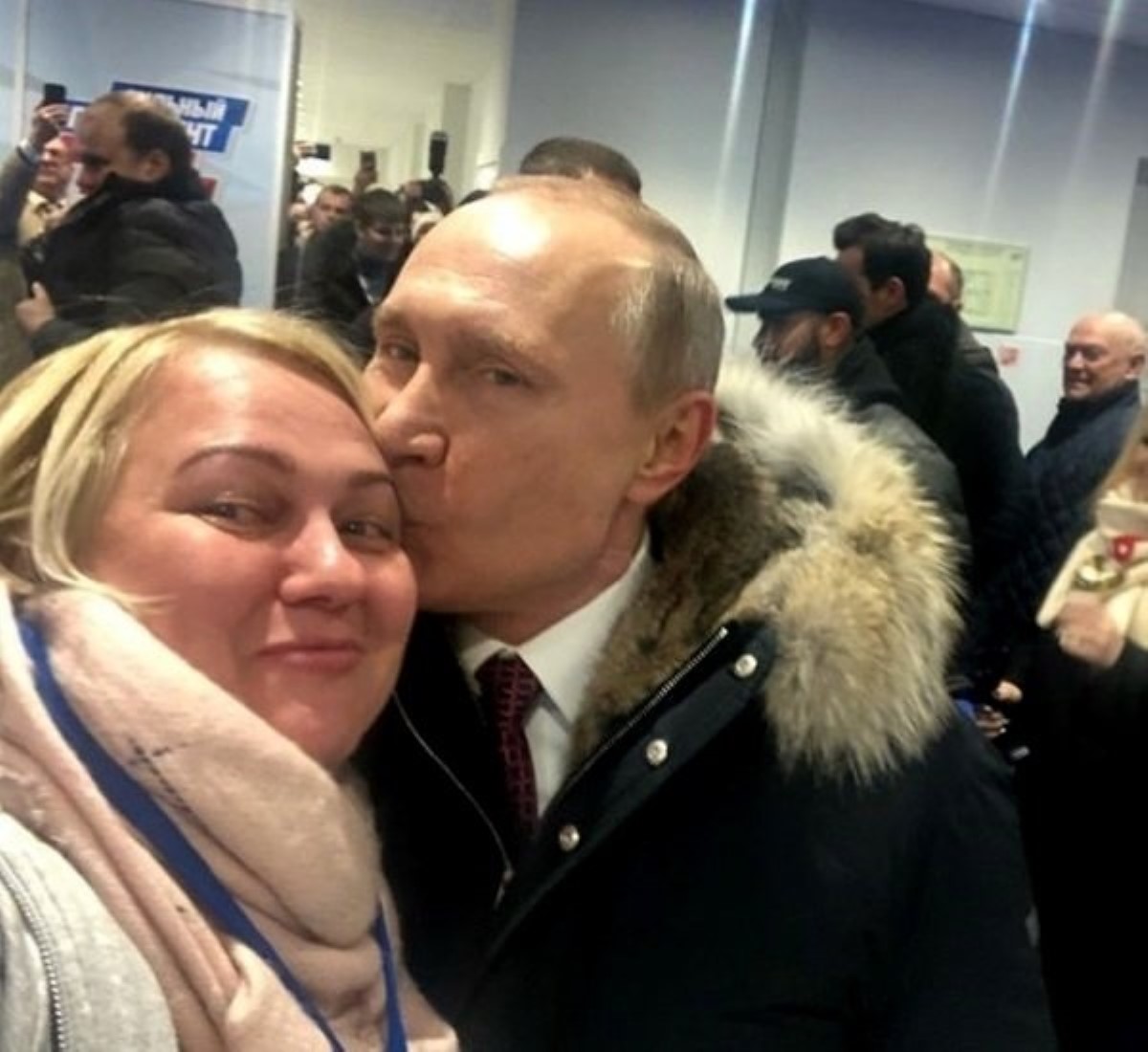 Путин целует мальчика в живот фото видео