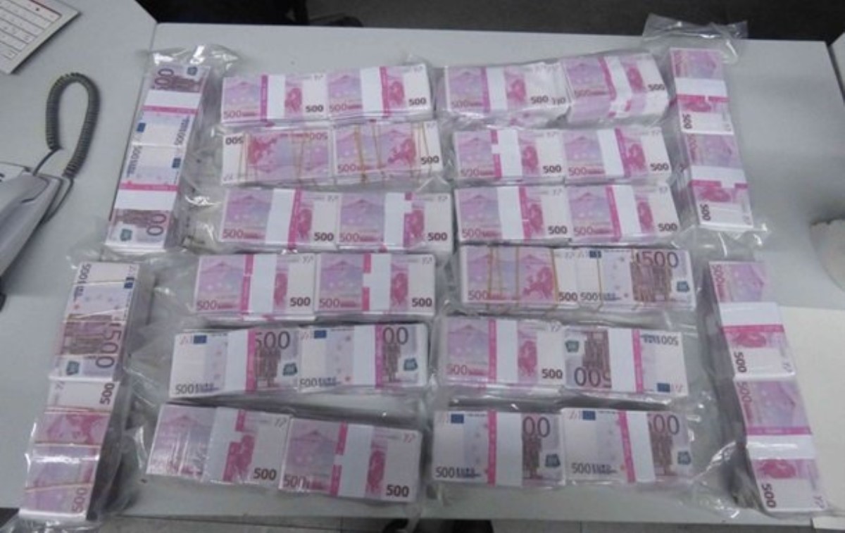 В Германии мужчина нашел на помойке восемь миллионов евро