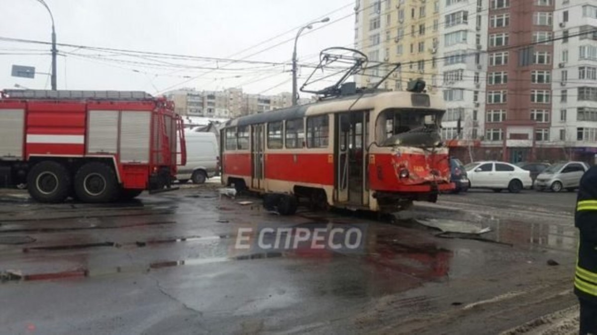 Десятки пострадавших: в Киеве ЧП с фурой и трамваем