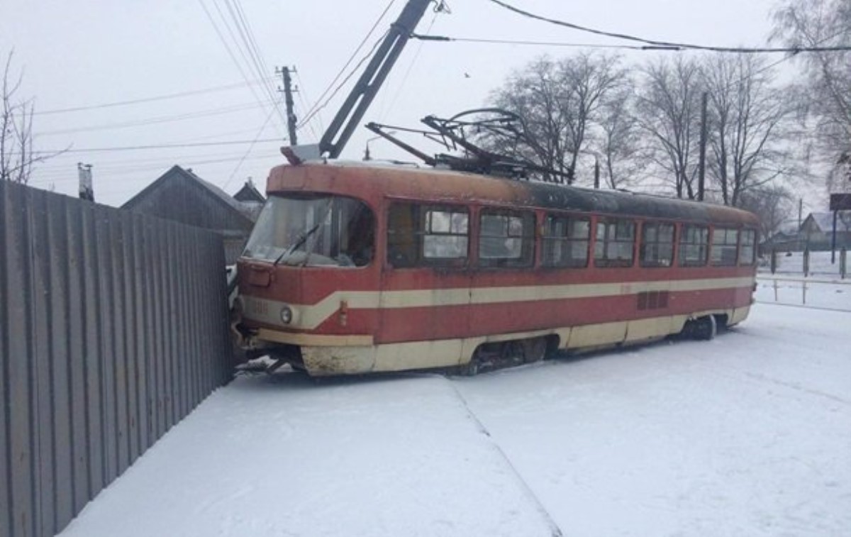 В Запорожье из-за снега занесло трамвай