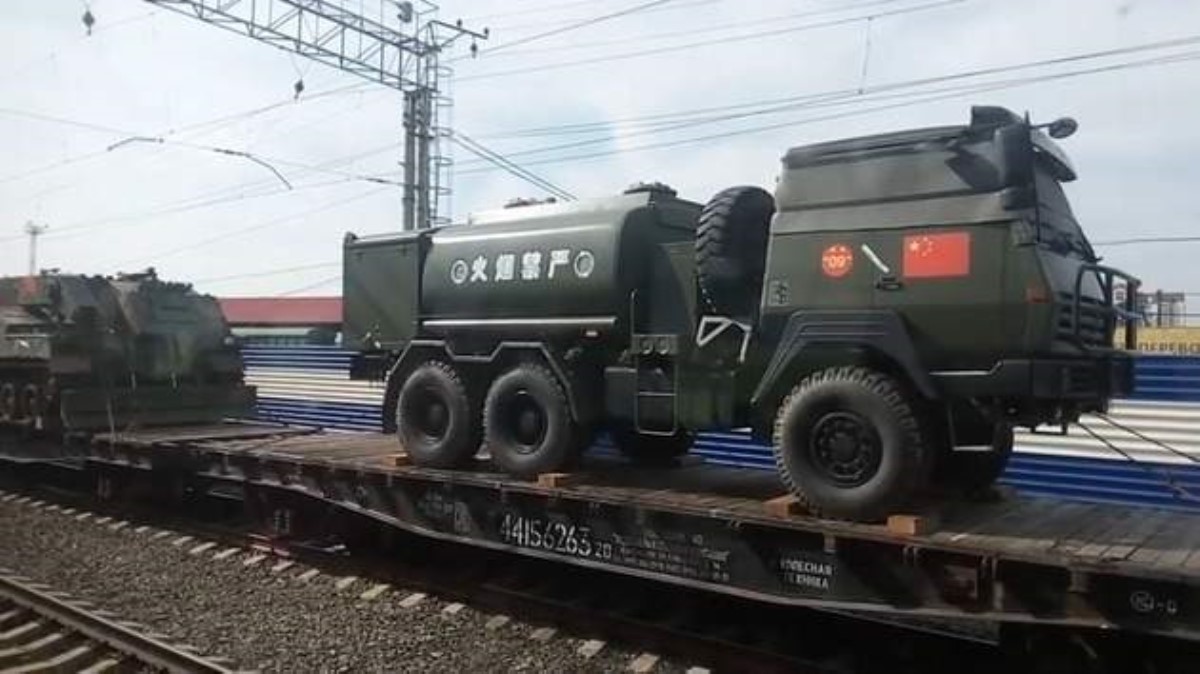 Китайская военная техника зашла на территорию России