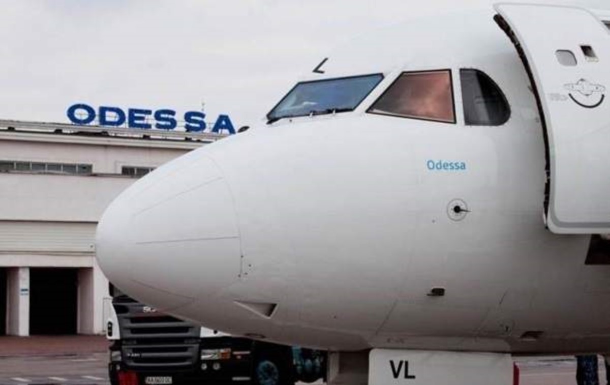 В аэропорту Одессы пассажиров более десяти часов "промариновали" в самолете