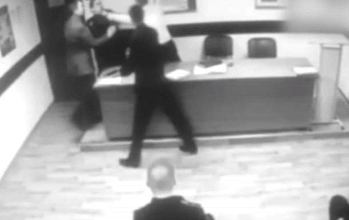 Полицейский пытался задушить подчиненного на камеру