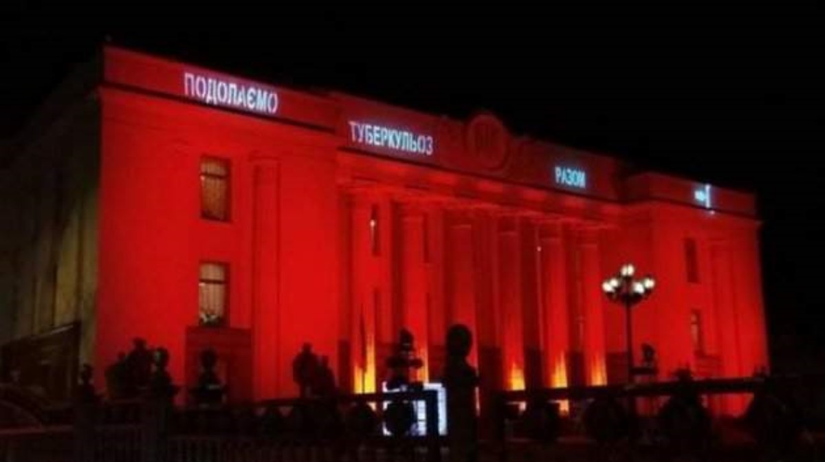 Здание Верховной Рады окрасили в красный цвет