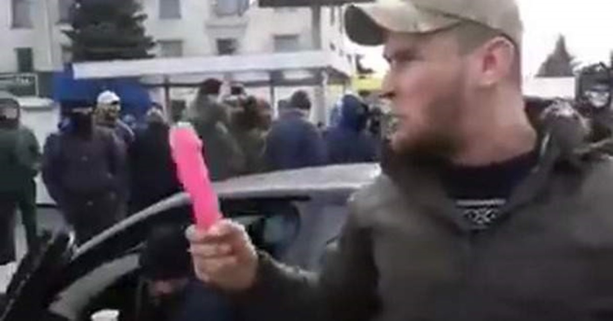 Боец «Азова» угрожал полицейским тем, что стыдно детям показать