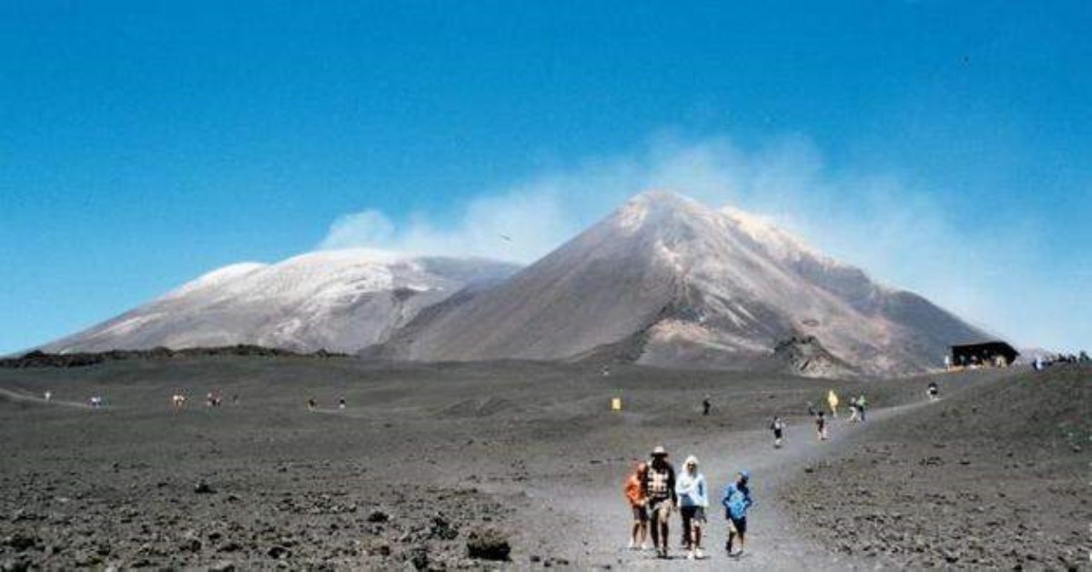 Ученые бьют тревогу: вулкан Этна медленно "меняет прописку"