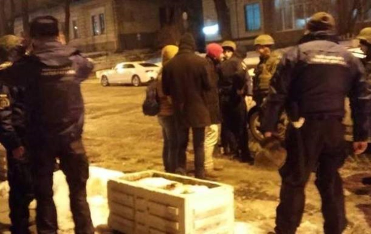 Плюнул и сбежал: в Киеве напали на охранника консульства Польши