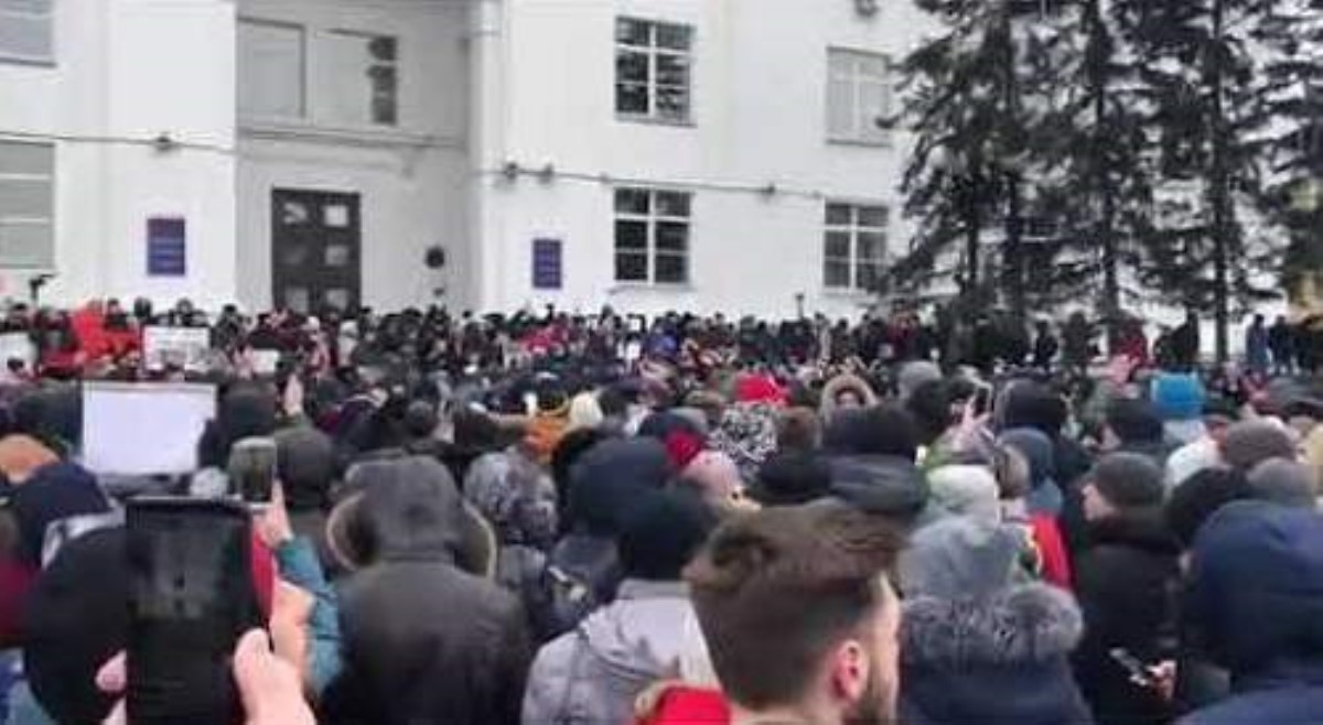В Кемерово бунт, на улицы вышли сотни людей, требуют Путина. Видео