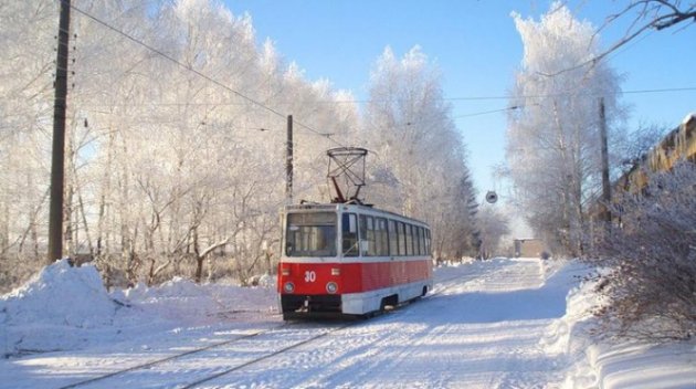 В Одессе пассажиры трамвая "подвинули" автомобиль