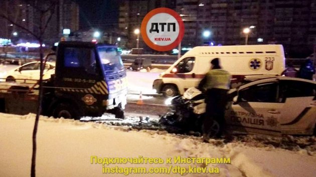 "Иду на таран": в Киеве авто полиции врезалось в эвакуатор