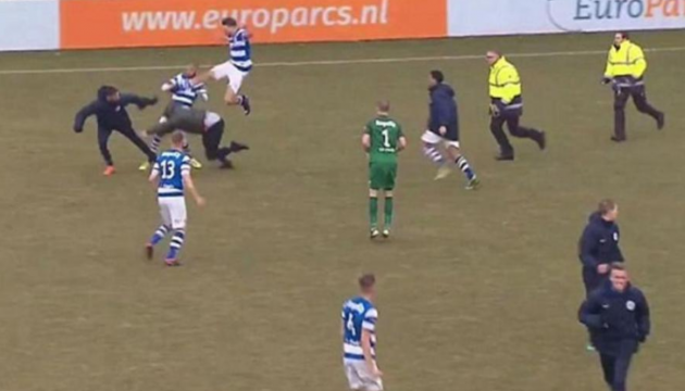 Взбешенные фанаты напали на футболистов прямо на поле. Видео
