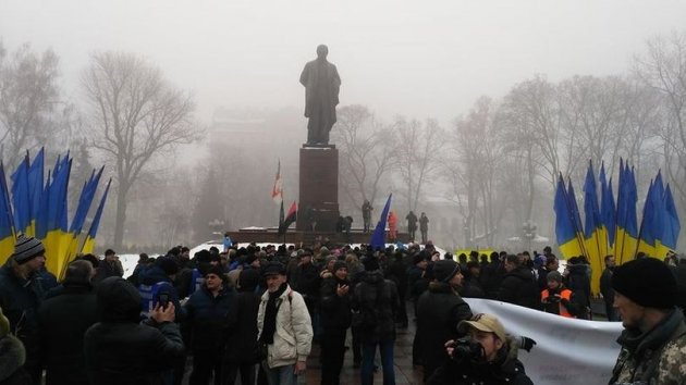 В Киеве протестующие прорвали кордоны полиции перед приездом Порошенко