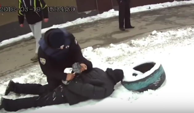 Молотком по голове: в Киеве напали на женщину, чтобы украсть ее сумку. Видео