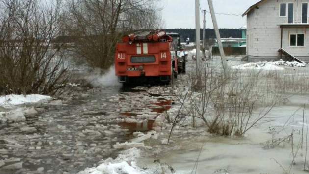 Село под Киевом затопило и сковало льдом. Видео