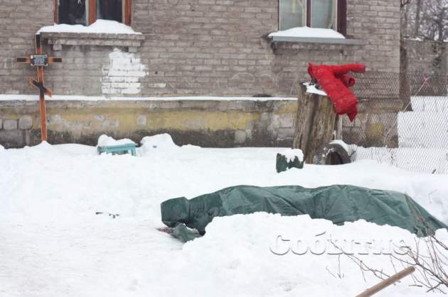 Шокирующая история: в Каменском во дворе жилого дома неделю стоит гроб с умершей женщиной. Фото