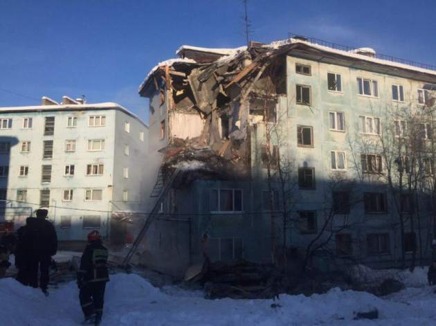 В российском Мурманске в жилом доме прогремел взрыв: обрушились три этажа. Фото
