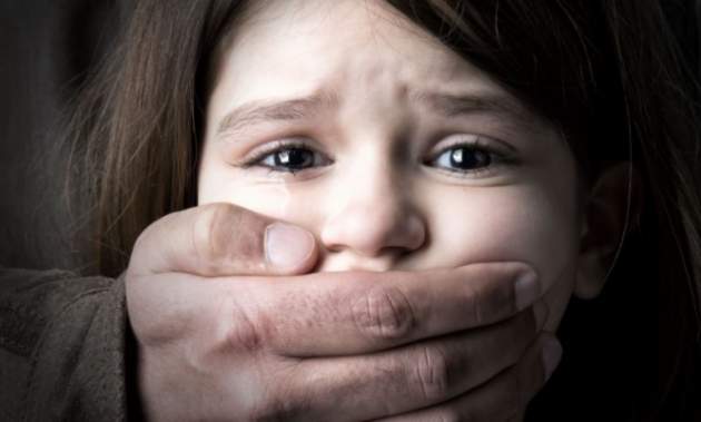 В Киеве разыскивают педофила, который ударил ребенка шокером и изнасиловал