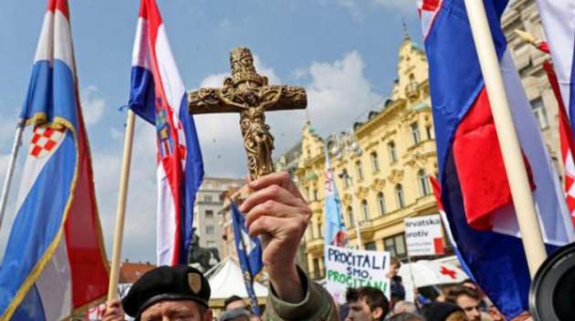 В Хорватии тысячи человек вышли на протест против "третьего пола"