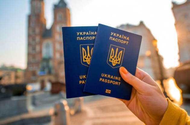 Почему украинцы не могут вовремя получить загранпаспорта?